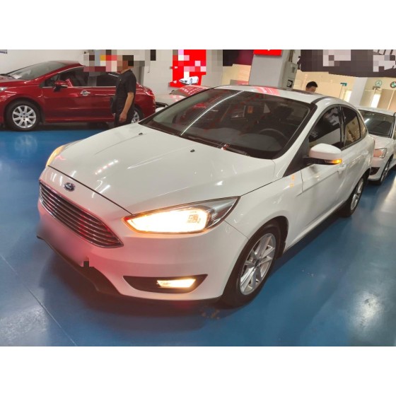 The 2018 Ford Focus sedan Classic EcoBoost 125 Automatic Super Power Style Smart Travel Edition